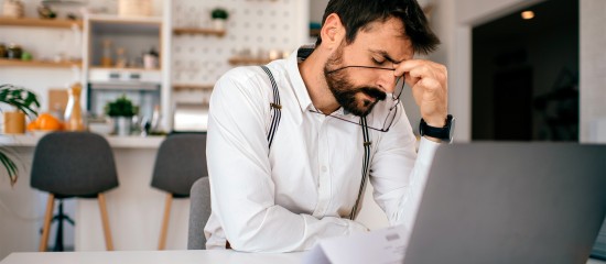 Une renonciation à recettes par un professionnel libéral titulaire de bénéfices non commerciaux doit être justifiée par une contrepartie équivalente, un exercice normal de la profession ou un autre motif légitime.