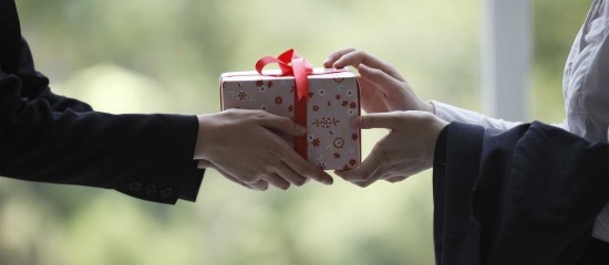 À l’approche des fêtes de fin d’année, les entreprises peuvent souhaiter offrir un cadeau à leurs principaux clients. Des présents qui obéissent à des règles fiscales spécifiques.