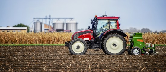 Conformément aux annonces faites par le gouvernement, le projet de loi de finances pour 2025 contient plusieurs mesures de soutien aux agriculteurs, notamment en faveur de la transmission des exploitations.