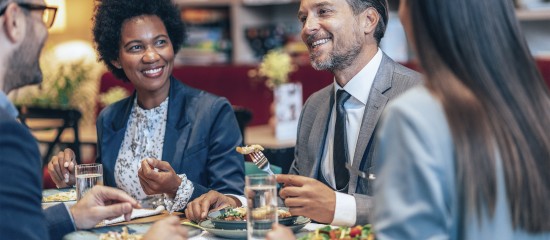 Les exploitants individuels (BIC ou BNC) peuvent, sous certaines conditions, déduire de leur résultat imposable les frais supplémentaires de repas pris sur leur lieu d’exercice de l’activité, dans la limite maximale de 15,65 € en 2025.