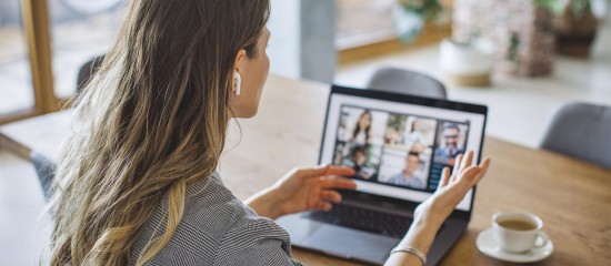 Dans les sociétés anonymes, le recours aux moyens de télécommunication pour les réunions du conseil d’administration ou du conseil de surveillance est facilité et la faculté d’adopter par ses membres des décisions par voie de consultation écrite, y compris électronique, est élargie.