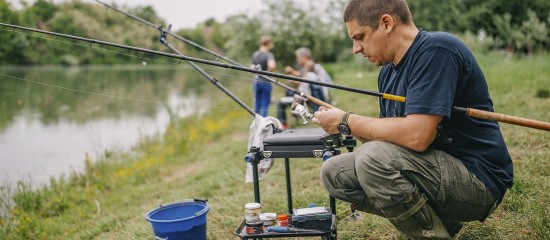 Une association ayant pour objet de s’opposer à toute forme de pêche ne peut pas, faute d’intérêt suffisamment direct et certain, demander l’annulation des réponses gouvernementales appliquant le taux réduit de la TVA à la vente de poissons d’élevage vivants destinés à la pêche de loisir.