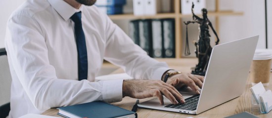 Une société s’estimant lésée par une réforme législative ne peut pas porter plainte avec constitution de partie civile contre une association qui, sans s’être déclarée comme représentant d’intérêts, aurait mené des actions de lobbying en ce sens.