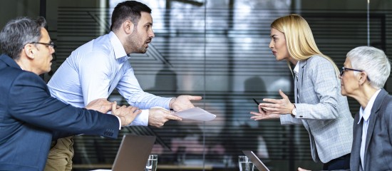 La responsabilité personnelle d’un associé d’une société envers un cocontractant de celle-ci ne peut être engagée que s’il a commis une faute intentionnelle, d’une particulière gravité et incompatible avec l’exercice normal de ses prérogatives d’associé.