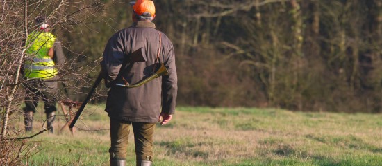 Une association de chasseurs a été déclarée coupable d’homicide involontaire en raison des fautes commises par son directeur de la chasse qui, notamment, ne s’était pas assuré de la bonne compréhension des consignes de sécurité par le tireur de la balle mortelle.