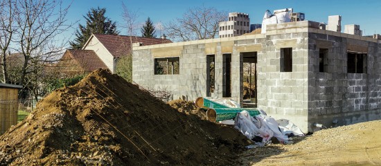 Une association ayant pour objet la défense du cadre de vie des habitants d’un quartier peut agir en justice contre un permis de construire.