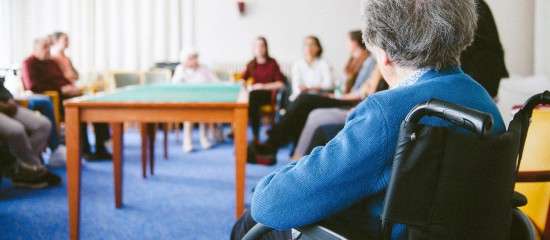 Les associations gérant des Ehpad doivent transmettre aux pouvoirs publics, au plus tard le 30 juin 2019, le tarif global pour le socle des prestations minimales d’hébergement, ainsi que les tarifs liés à la dépendance.