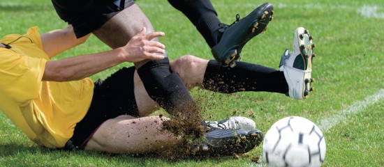 Une faute grossière, au sens de la circulaire 12.05 de juillet 2011 de la Fédération française de football, constitue une violation des règles du jeu engageant la responsabilité du joueur et de son association.