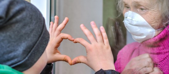 Les personnes âgées et les personnes handicapées résidant en établissement vont de nouveau pouvoir recevoir des visites de leurs proches.