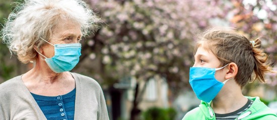 Les personnes âgées résidant en établissement vont pouvoir recevoir plus facilement des visites de leurs proches.