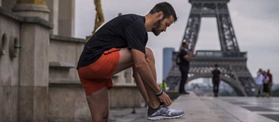 Près de la moitié des sportifs pratiquent leur sport de manière encadrée dans une association, un club ou une structure commerciale.