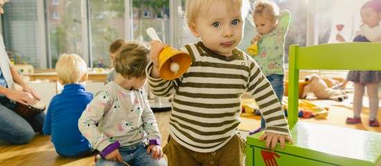 Les aides financières accordées aux établissements d’accueil du jeune enfant et aux maisons d’assistants maternels qui sont contraints de diminuer leur activité en raison de l’épidémie de Covid-19 sont prolongées jusqu’au 31 juillet 2022.