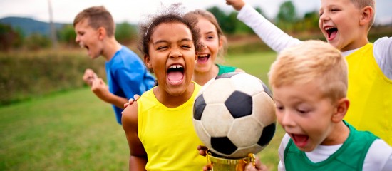 Désormais, les associations sportives doivent, pour obtenir un agrément, souscrire un contrat d’engagement républicain par lequel elles s’engagent notamment à respecter les principes de liberté, d’égalité et de fraternité ainsi que le caractère laïque de la République.