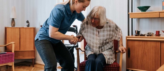 Les associations œuvrant dans le secteur sanitaire, social et médico-social peuvent bénéficier de subventions pour prévenir les facteurs de risques ergonomiques pesant sur leurs salariés.