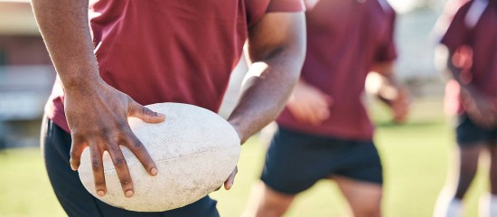 La convention par laquelle le joueur d’une association sportive est temporairement prêté et rémunéré par une autre association constitue un contrat de travail.