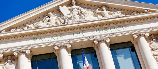 Une association de protection de l’environnement peut agir en justice contre un permis de construire uniquement si elle a un intérêt à agir au vu de son périmètre géographique.