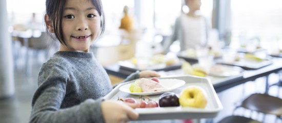 Depuis le 1 janvier 2025, les associations qui gèrent des restaurants collectifs dans des établissements accueillant des femmes enceintes ou des enfants ne doivent plus utiliser de contenants alimentaires de cuisson, de réchauffe et de service en plastique.