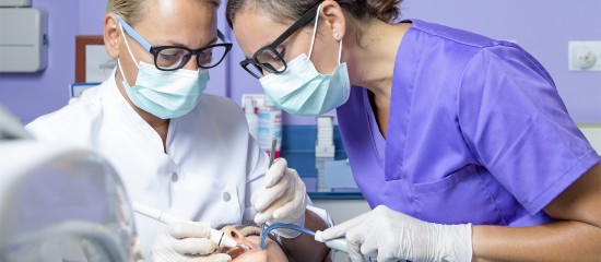 Pour pouvoir exercer, les assistants dentaires doivent être titulaires du titre correspondant et être enregistrés dans le répertoire Adeli, le répertoire national d’identification des professionnels de santé.