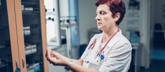 L’Académie nationale de pharmacie vient de publier un rapport sur la vaccination des professionnels de santé. La proportion de professionnels vaccinés étant insuffisante selon elle, elle propose d’étendre l’obligation vaccinale.