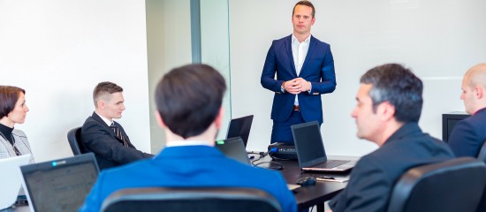 La profession d’avocat et la fonction de président du conseil d’administration d’une société anonyme ne sont plus incompatibles.