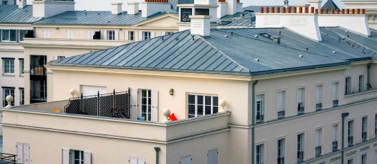 La responsabilité d’un architecte a été engagée en raison de l’absence de mise en place d’une protection lourde pour des toitures-terrasses d’appartement.