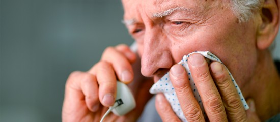 Désormais, les patients présentant des symptômes non graves du Covid-19 peuvent appeler un numéro mis en place par l’Assurance maladie, s’ils n’ont pas accès à leur médecin. Au bout du fil, des téléconseillers fournissent une liste de médecins généralistes disponibles, ayant donné leur accord pour recevoir des patients hors patientèle habituelle.