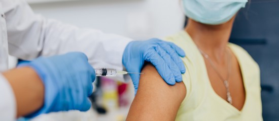 Dans le contexte sanitaire actuel, la nouvelle campagne de vaccination antigrippale, qui a démarré le 13 octobre dernier, donnera, plus encore que les années précédentes, la priorité à la vaccination des personnes les plus fragiles et des soignants.