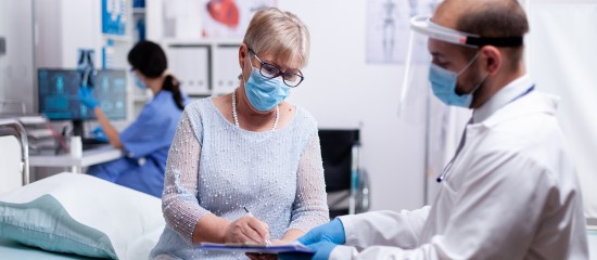 Pour faire face à la situation épidémique qui se détériore, le ministère de la Santé a appelé tous les professionnels de santé volontaires à venir aider les services sanitaires et médico-sociaux.