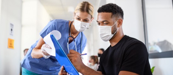 Depuis le 20 janvier, un nouvel acte infirmier de visite à domicile a été créé, différent de l’acte de suivi à domicile des patients Covid-19 déjà en place. Il concerne les patients isolés atteint du Covid. Et le contenu de cette visite est déjà paramétré.