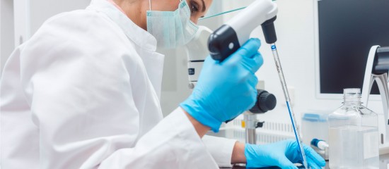 Dans le cadre du protocole d’accord 2019-2022 mis en place pour réaliser des économies sur les dépenses de biologie médicale, une baisse de la cotation des actes de biologie courante inscrits à la nomenclature sera appliquée début janvier 2022.