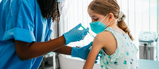 La Haute autorité de santé vient de rendre un avis favorable pour l’extension des compétences vaccinales des infirmiers, des pharmaciens et des sages-femmes concernant les vaccins sur les enfants de plus de 2 ans à 15 ans révolus.