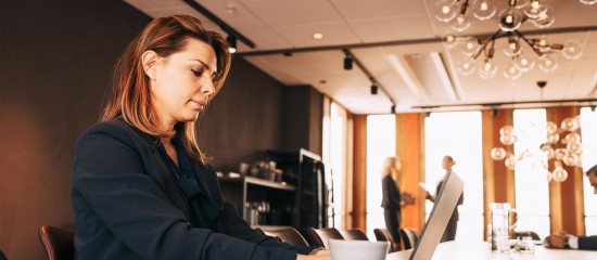 Une société d’avocats ne peut pas bénéficier du crédit d’impôt recherche au titre des dépenses exposées pour la rémunération d’un salarié doctorant en droit qui effectue, au sein du cabinet, des recherches dans un domaine juridique.