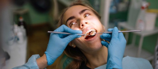 Signé au début du mois de juillet 2024, le premier avenant à la Convention dentaire avec l’Assurance maladie fixe notamment le tarif horaire de la régulation téléphonique des chirurgiens-dentistes en Centre 15.