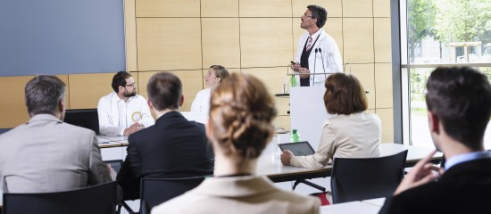 Le médecin qui transmet à ses étudiants des photographies permettant de reconnaître une patiente doit obtenir l’accord de cette dernière.