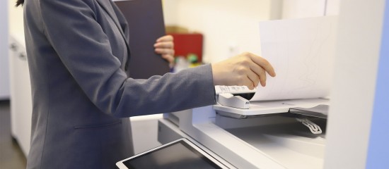 Copier soi-même en le scannant ou en le photographiant un dossier de procédure pénale lors de sa consultation, comme le prévoyait un récent décret, excède le simple droit de consultation prévu par la loi.