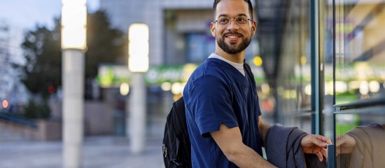 L’exonération d’impôt sur les bénéfices prévue en faveur des professionnels qui s’installent dans une zone franche urbaine (ZFU) ne peut pas profiter à une infirmière libérale qui ne justifie pas de l’implantation matérielle de son activité dans une telle zone.