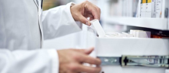 Les pharmaciens sont dorénavant autorisés à délivrer, de manière exceptionnelle, des médicaments et dispositifs médicaux nécessaires à la poursuite d’un traitement chronique, dans la limite de 3 mois, par délivrances successives d’un mois.