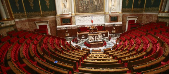 En l’absence de loi de finances pour 2025 votée avant le 31 décembre 2024, une loi spéciale permettant d’assurer la continuité des services publics et de l’action de l’État a été votée et publiée. Mais cette loi spéciale ne prévoit pas la reconduction des dispositifs fiscaux qui arrivent à échéance au 31 décembre 2024.