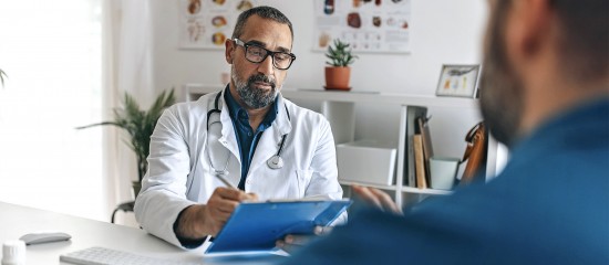 L’employeur qui doute du bien-fondé de l’arrêt de travail d’un salarié peut mandater un médecin chargé de réaliser une contre-visite médicale. Et ce, dans des conditions qui viennent d’être précisées par décret.