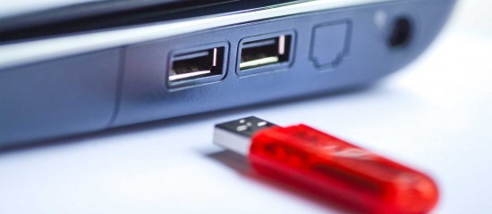 L’employeur qui accède au contenu d’une clé USB non connectée à un ordinateur professionnel porte atteinte à la vie privée du salarié. Ce contenu peut toutefois, dans certaines conditions, être produit en justice pour justifier un licenciement…