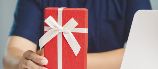 Les cadeaux et bons d’achat que vous accordez à vos salariés à l’occasion des fêtes de fin d’année peuvent être exonérés de cotisations sociales dans la limite de 193 € par personne.