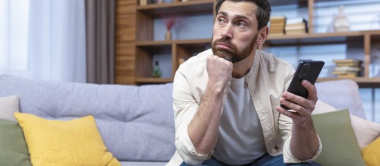 Un employeur ne peut pas sanctionner un salarié qui ne répond pas à des appels ou des SMS sur son téléphone personnel en dehors de ses heures de travail.