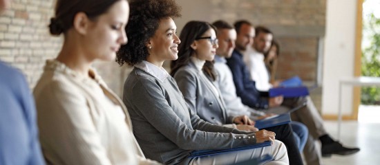 Dans le cadre de licenciements économiques, l’employeur qui omet de préciser les critères de départage des salariés dans la liste des postes disponibles manque à son obligation de reclassement. Et les licenciements prononcés sont dépourvus de cause réelle et sérieuse.