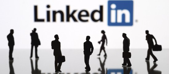 LinkedIn est sans conteste le réseau social professionnel le plus important du monde. Il est idéal pour mettre en avant son expertise, travailler son réseau de partenaires et de client et sa marque employeur.